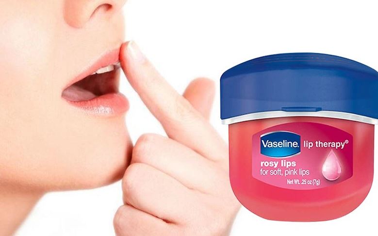  Cách trị thâm môi với vaseline