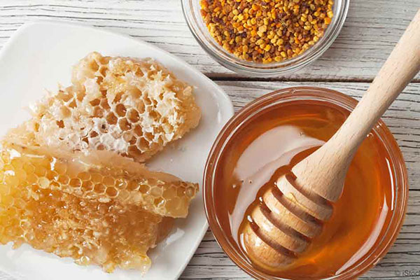 Thử áp dụng ngay cách chăm sóc môi bằng mật ong nguyên chất