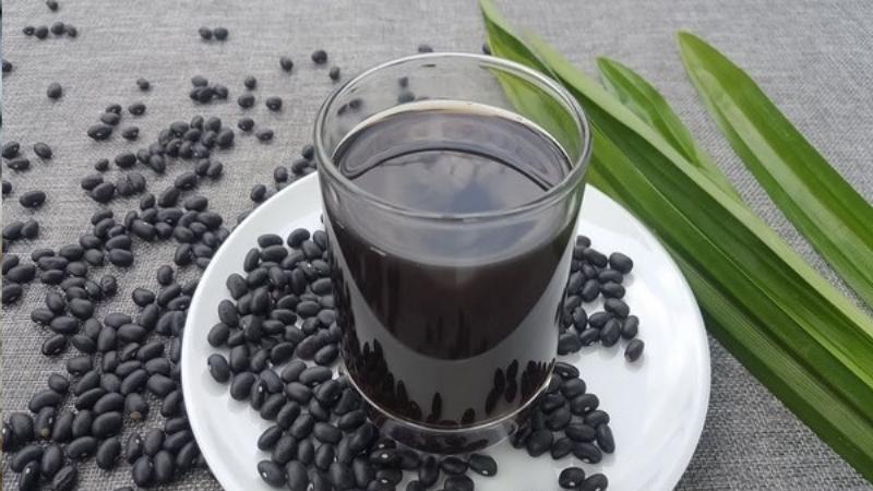 Công thức làm nước uống dưỡng nhan từ nguyên liệu đậu đen xanh lòng