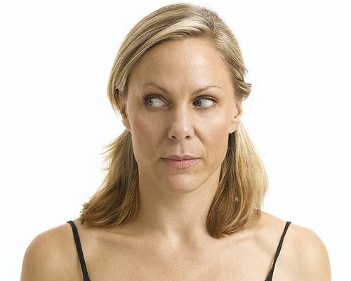 Nữ giới chịu ảnh hưởng nhất định về tình cách sự nghiệp và tình duyên với ngoại hình môi thâm, mắt trắng