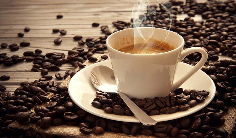 Uống quá nhiều caffein khiến làm tăng khả năng sản sinh thêm nhiều hắc tố melanin ở môi và da