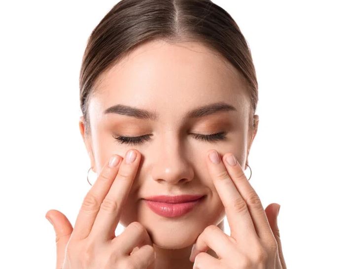 Massage vùng mắt giảm tình trạng sưng bọng mắt