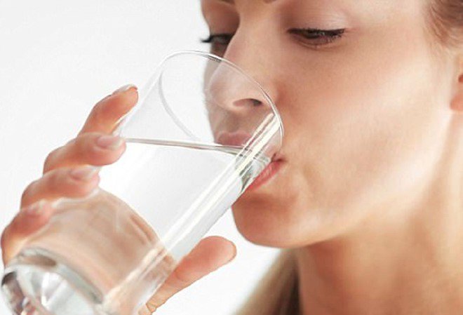 Uống đủ nước để bù ẩm cho cơ thể, giúp môi không bị khô 