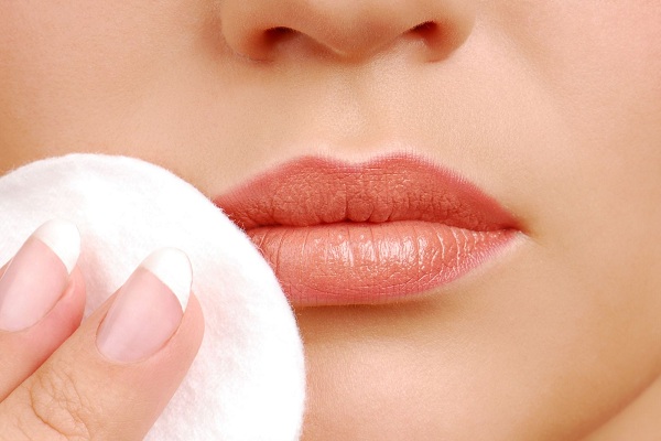Chăm sóc đôi môi sau khi xăm thật kỹ để môi không bị thâm 