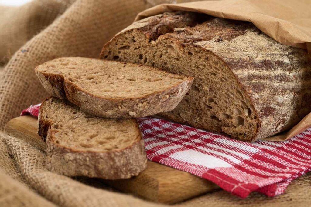 100g bánh mì đen có chứa khoảng 259 - 280 calo, một con số không cao