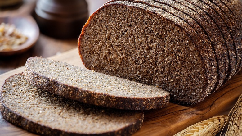 Ăn bánh mì đen đúng cách giúp bổ sung năng lượng, nhiều dưỡng chất và cải thiện sức khỏe