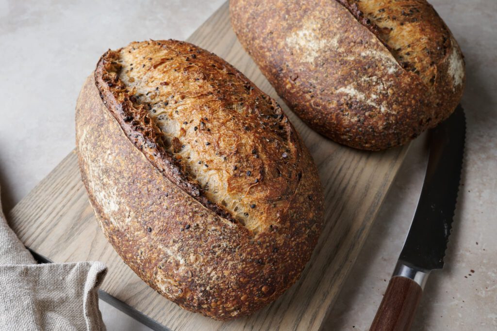 Thay thế bánh mì trắng bằng bánh mì nguyên hạt để giảm calo và tốt cho sức khỏe hơn