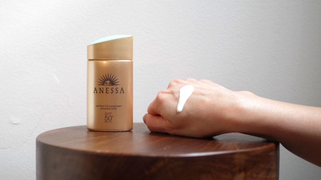 Anessa Perfect UV Sunscreen Skincare Milk dạng sữa không gây bí da với khả năng chống nắng ấn tượng