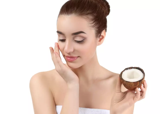 Dầu dừa có nhiều tác dụng làm đẹp cho da mặt sau sinh