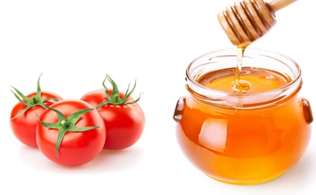 Công thức trị thâm mắt bằng cà chua kết hợp với nguyên liệu mật ong