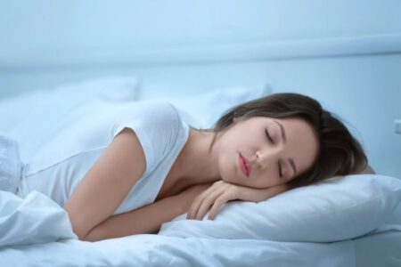 Việc đi ngủ sớm có thể cải thiện tình trạng thâm mắt nếu chính đây là nguyên nhân gây thâm mắt
