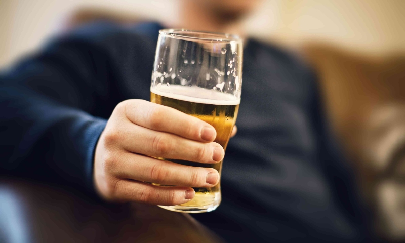 Uống bia mang đến một số lợi ích nhưng cũng có rất nhiều tác hại cho sức khỏe