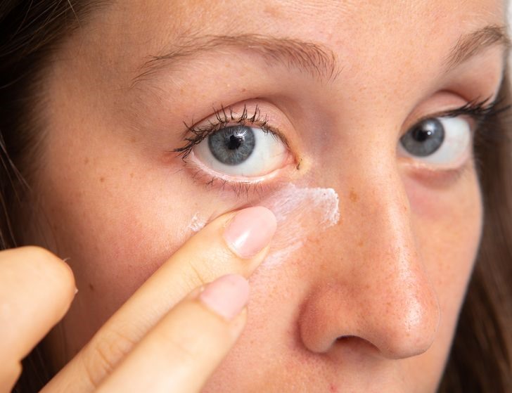 Sử dụng kem dưỡng loại bỏ quầng thâm mắt dưới