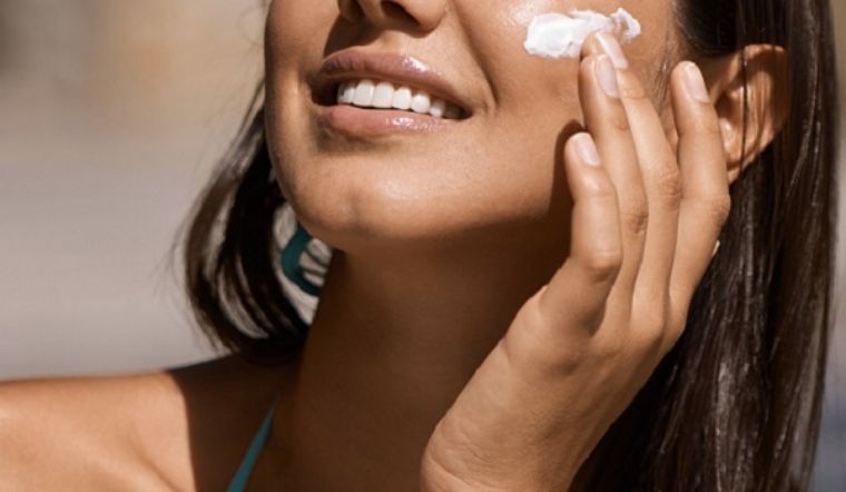 Sử dụng kem chống nắng cho mặt và vùng mắt để bảo vệ da