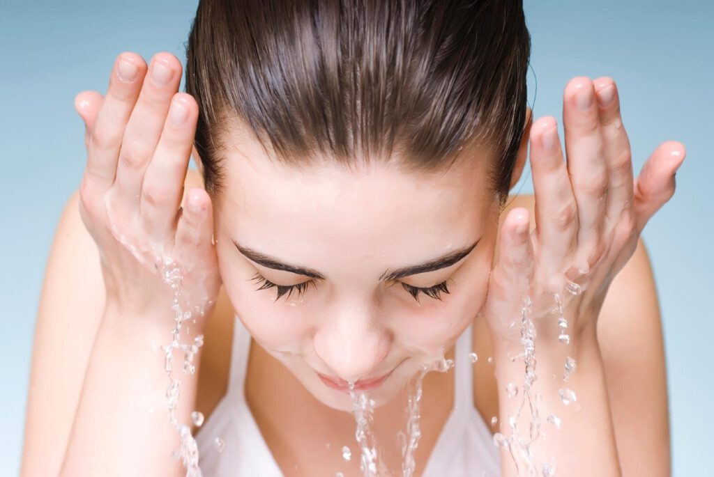 Bôi kem dưỡng ẩm bao lâu thì rửa mặt? Giải đáp từ chuyên gia
