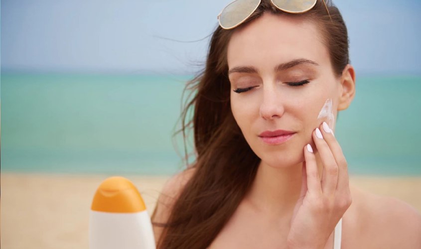 Bạn cần thoa kem chống nắng đều đặn trước khi ra ngoài để bảo vệ da