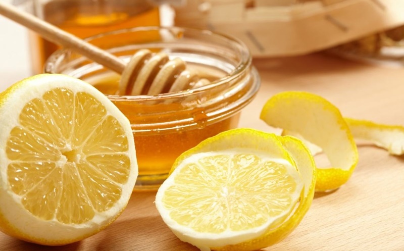 Công thức massage mắt bằng dầu dừa kết hợp chanh, mật ong