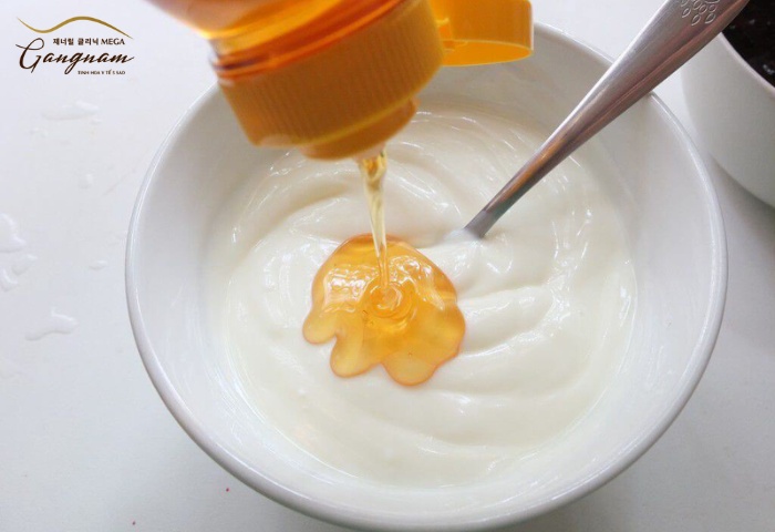 Đắp mặt nạ sữa chua không đường với mật ong