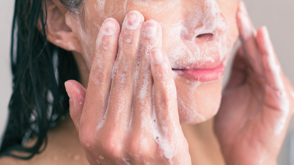 Cần chú trọng làm sạch da trước khi thực hiện tẩy tế bào chết hóa học 