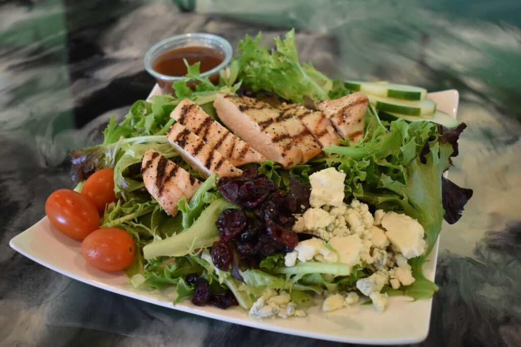 Salad rau xanh và ức gà là lựa chọn lý tưởng cho bữa trưa ít calo nhưng nhiều năng lượng