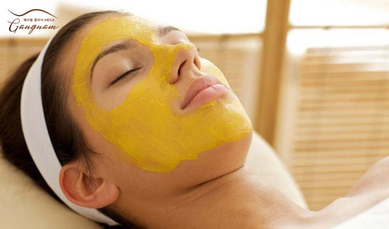 Đắp mặt nạ bằng bột nghệ có tác dụng dưỡng ẩm cho da