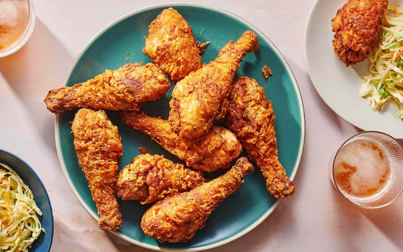 Các chuyên gia khuyến nghị không ăn gà rán quá 1 lần/tuần và mỗi lần không quá 2 miếng gà