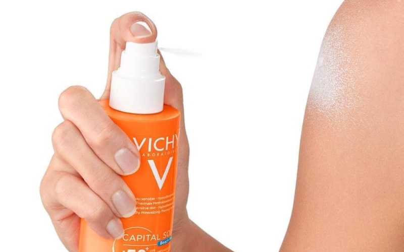 Xịt chống nắng của Vichy Capital Soleil Lait Spray SPF 50 là lựa chọn tốt cho body