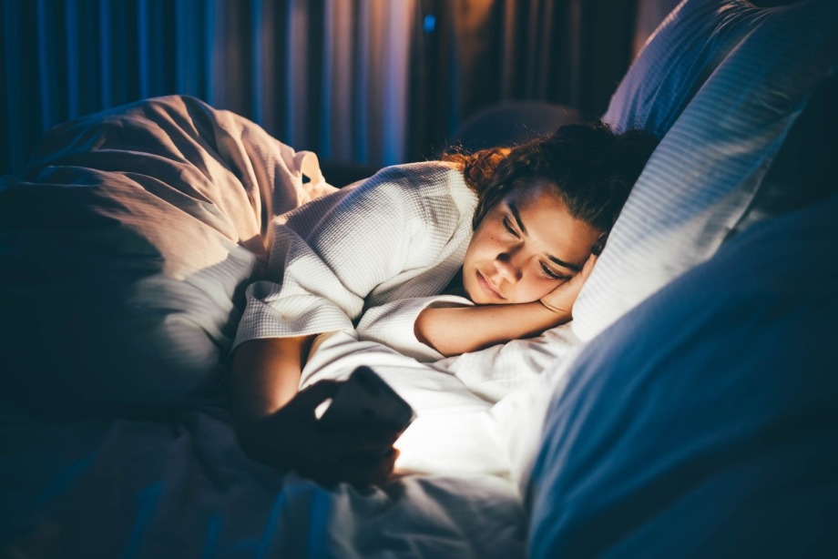 Hạn chế sử dụng điện thoại, thiết bị ánh sáng xanh trước khi ngủ