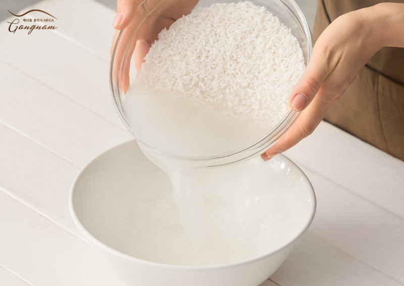 Bước vo gạo để sử dụng làm nguyên liệu làm đẹp da