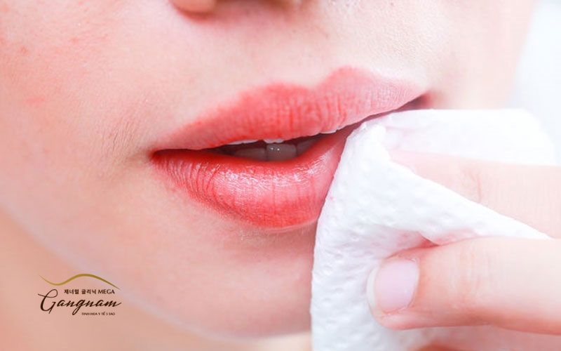 Cần tránh rửa mặt sau khi phun môi khoảng 8 -10 để tránh kích ứng, giúp môi lên màu chuẩn