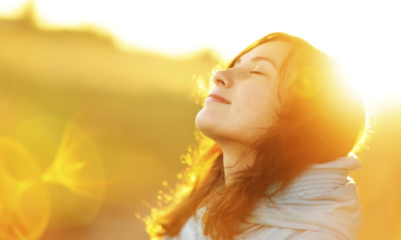 Tiếp xúc với ánh nắng vào sáng sớm hoặc chiều tối thúc đẩy tổng hợp vitamin D2