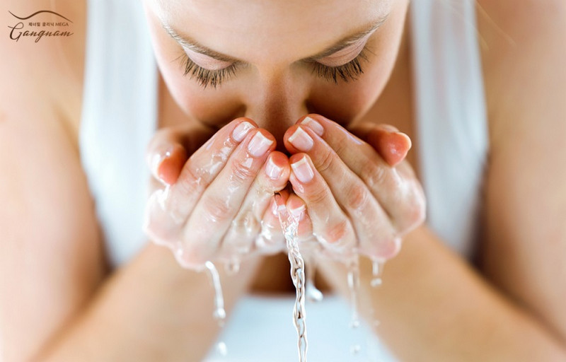 Rửa mặt bằng nước mát là cách tạm thời xử lý tình trạng da châm chích