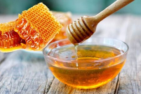 Sử dụng mật ong nguyên chất dưỡng ẩm cho da khô