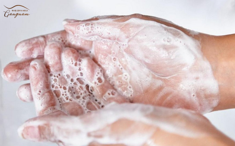 Tiếp xúc hóa chất thường xuyên là nguyên nhân tay khô tróc da