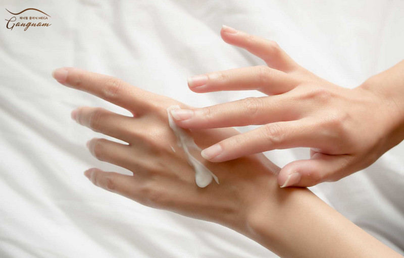 Dưỡng ẩm cho da tay thường xuyên và thay đổi thói quen sinh hoạt 