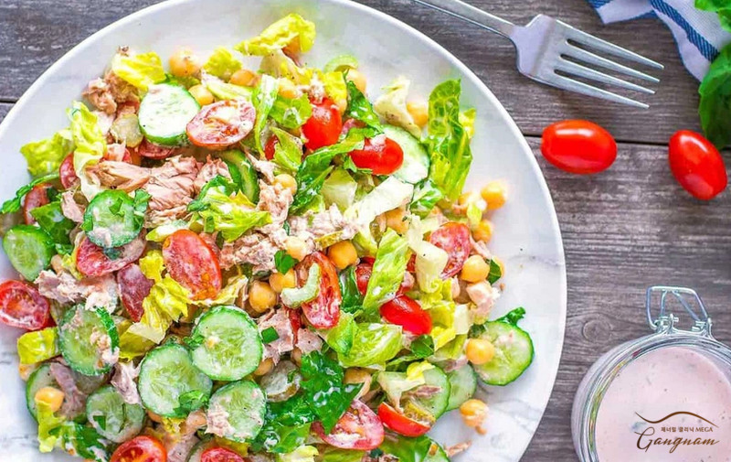 Hạn chế ăn cá ngừ sống quá nhiều, thay vào đó là các món chế biến như salad cá ngừ