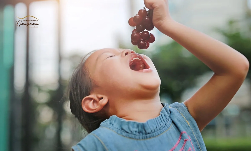 Trẻ em ăn nhiều nho có thể bị tăng cân nhanh, gặp phải các vấn đề về răng miệng