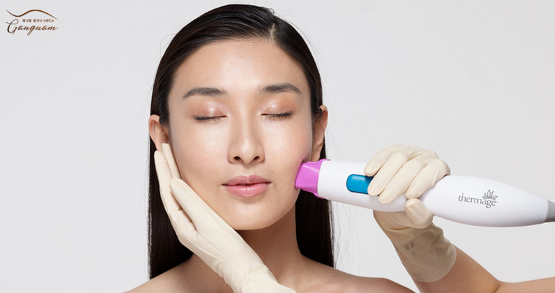 Thermage FLX sử dụng sóng RF tác động kích thích làm săn chắc cơ má 