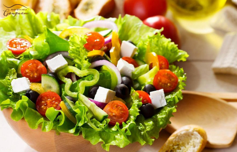 Salad là món ăn chứa nhiều vitamin, chất xơ giúp cơ thể giảm cân lành mạnh