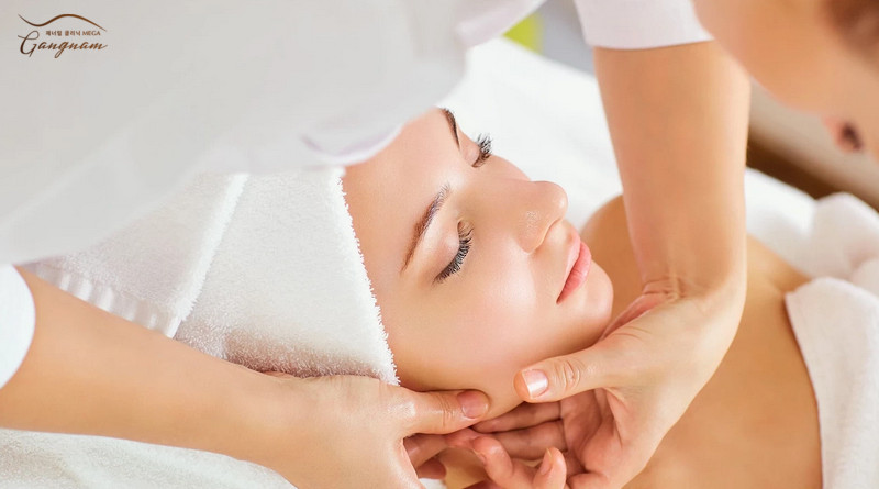 Bước massage nâng cơ cần thực hiện nhẹ nhàng và đúng kỹ thuật 