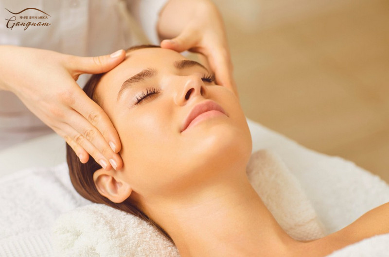 Massage da mặt là liệu pháp trẻ hóa tự nhiên, giúp da thư giãn nhẹ nhàng. 