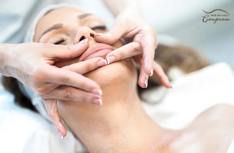 Massage môi nhẹ nhàng để filler không bị vón cục