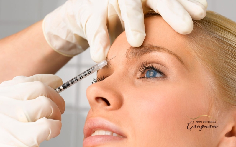 Tiêm filler trán có thể gặp phải các biến chứng nghiêm trọng do vấn đề về kĩ thuật, chất lượng filler và cơ địa