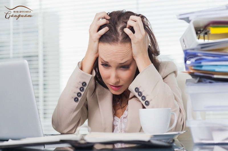 Yếu tố căng thẳng stress, cau có khiến nếp nhăn trán biểu hiện ra bên ngoài