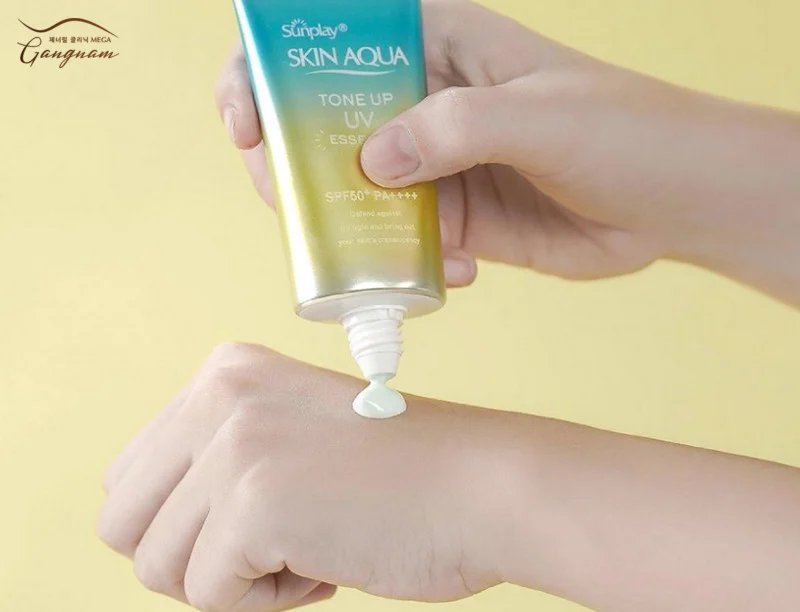 Chất kem của Skin Aqua tone up màu xanh thấm nhanh, nâng tone nhẹ