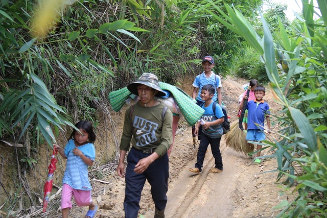 Các em nhỏ vùng cao phải đi bộ gần 20km đến trường